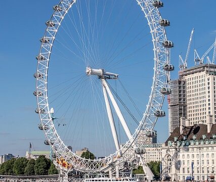 How to Pay for the Tube Without Overpaying: Contactless, the Daily Cap and the Mistake That Costs Visitors Most